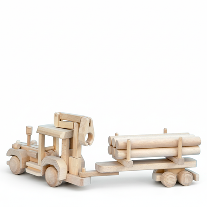 Houten bostractor met boomstammen